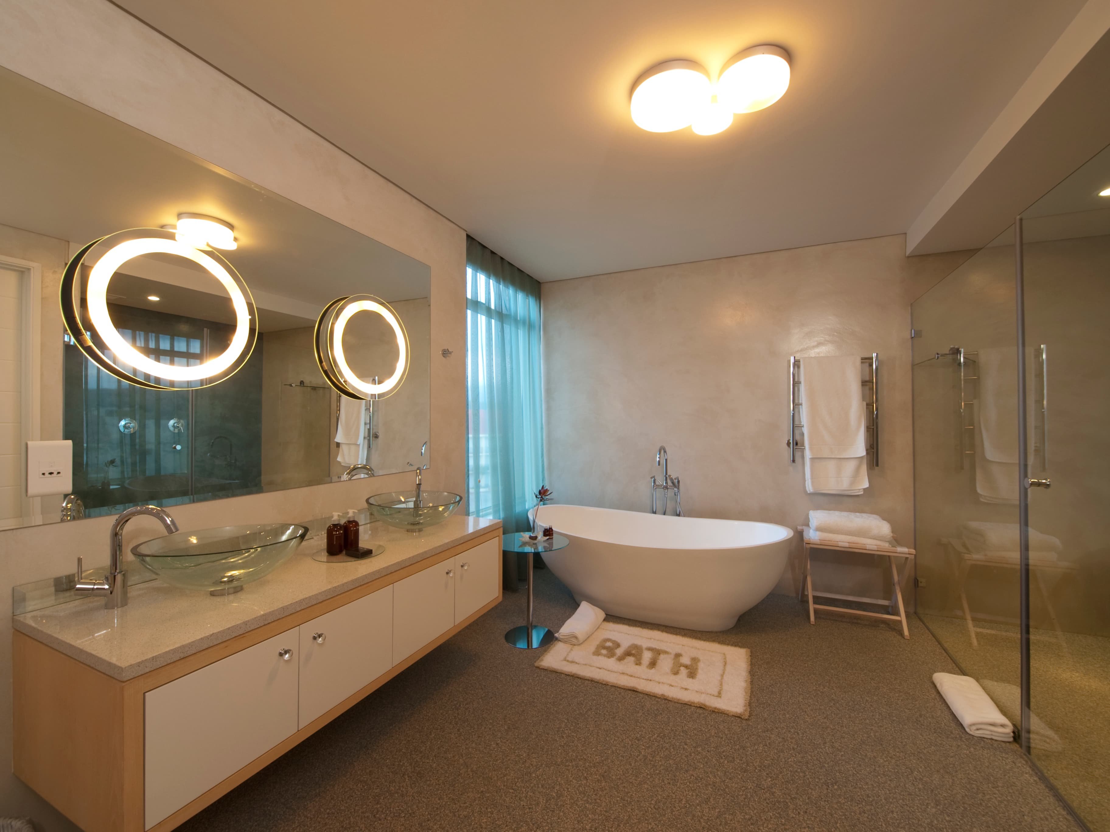 Освещение ванной комнаты: разновидности люстр и светильников, критерии выбора и фото идей оформления