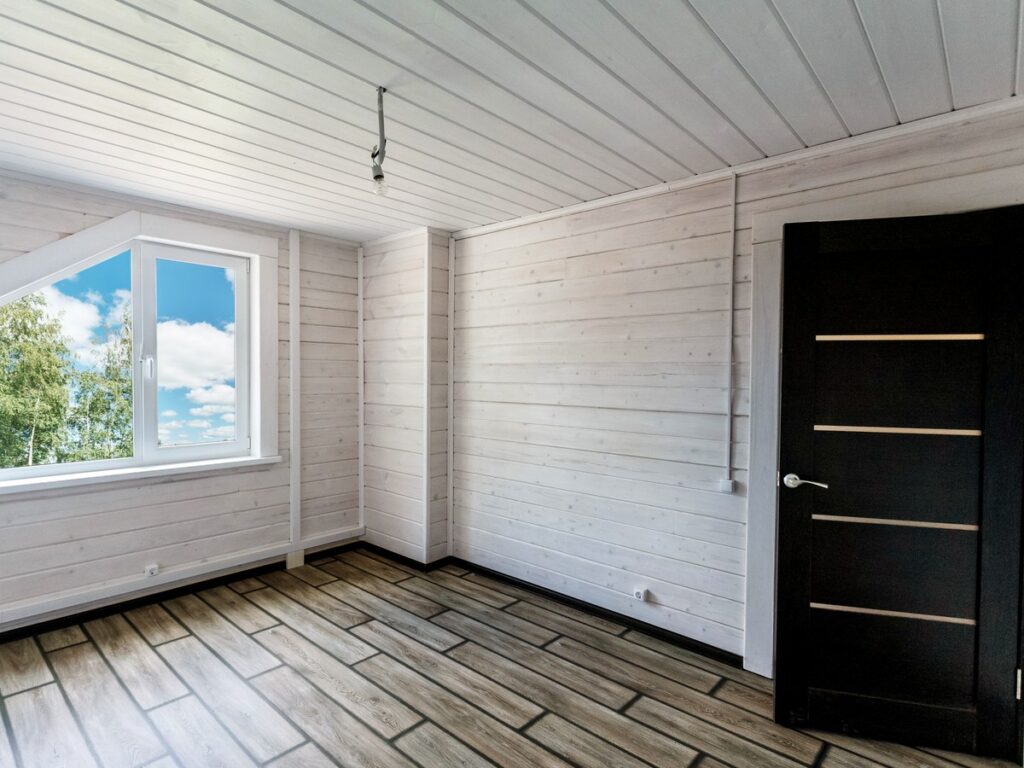 6 отличных вариантов обшить стену в деревянном доме: 50 фото и 2 видео