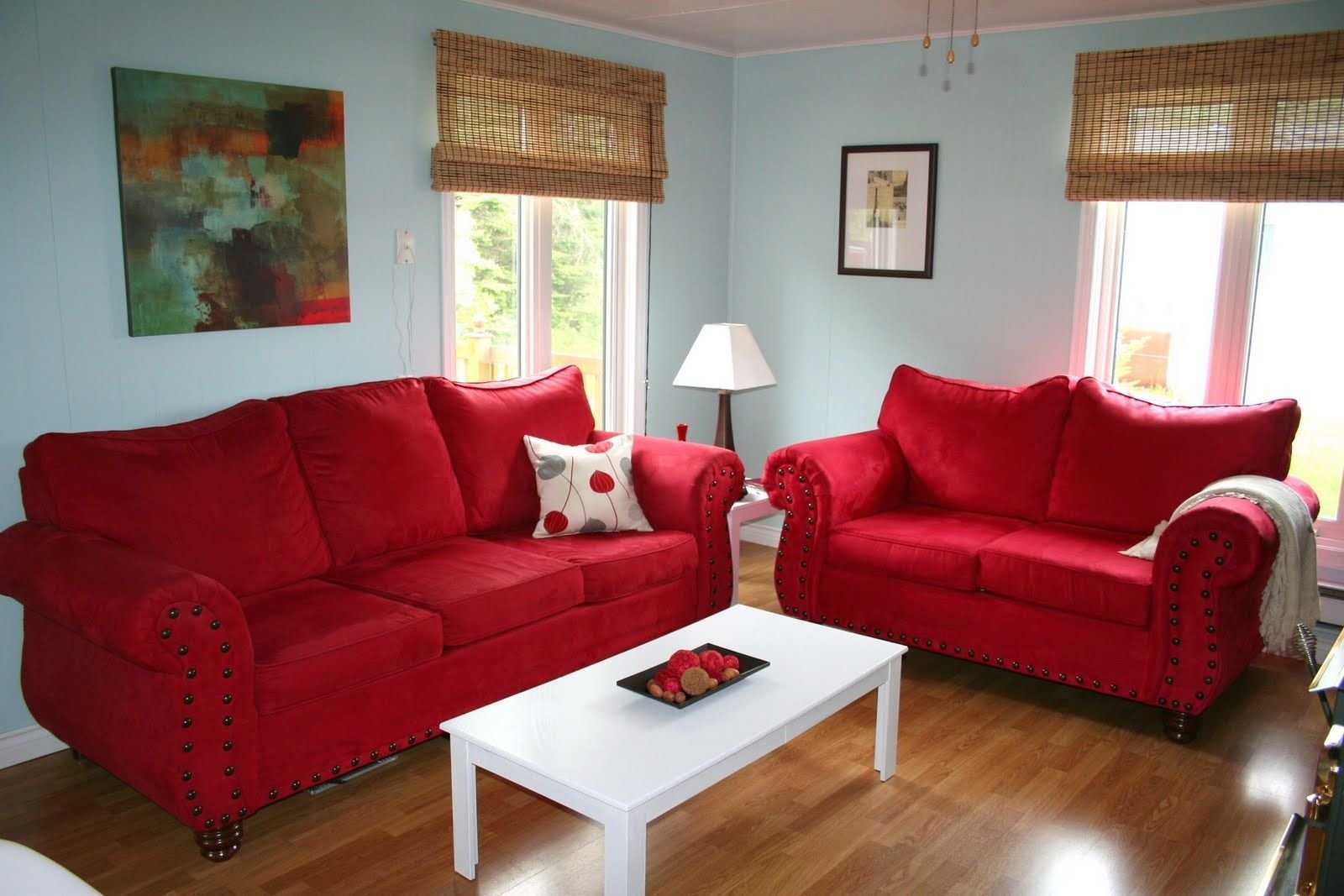 Красный диван в интерьере: 100 потрясающих фото и идей оформления