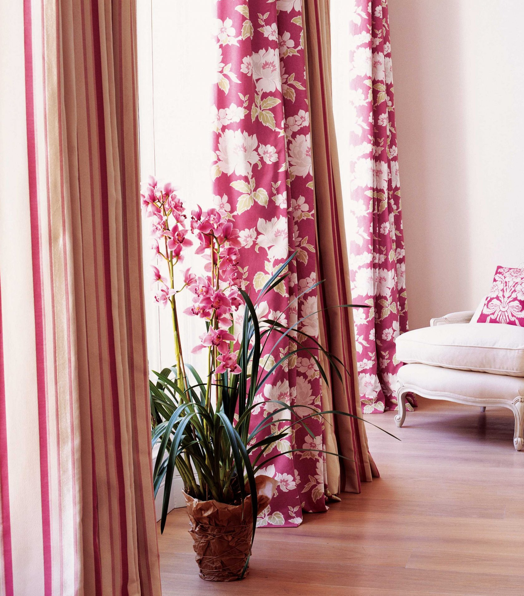 Сиреневые шторы в интерьере цвета (97 фото):оттенки, дизайн и рисунки