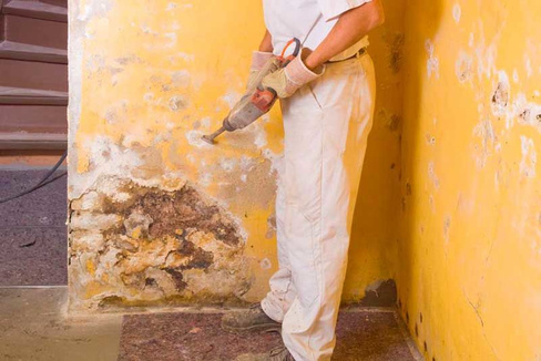 Как быстро очистить стену от старой штукатурки и краски