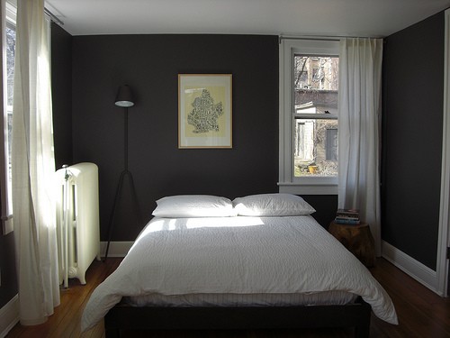 Черная мебель в интерьере, как правильно ее обыграть, сочетание с цветом стен и пола  - 26 фото