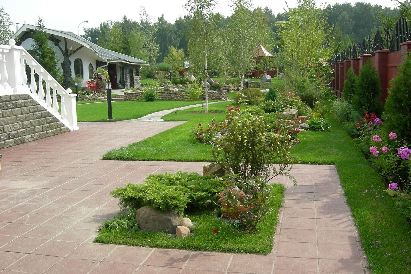Благоустройство дачного участка: как обустроить сад и огород загородного дома красиво с минимальными затратами, варианты озеленения