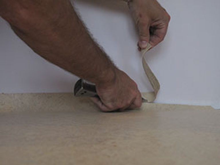Линолеум укладка: как стелить, на бетонный, на деревянный, настил, как правильно, своими руками на линолеум