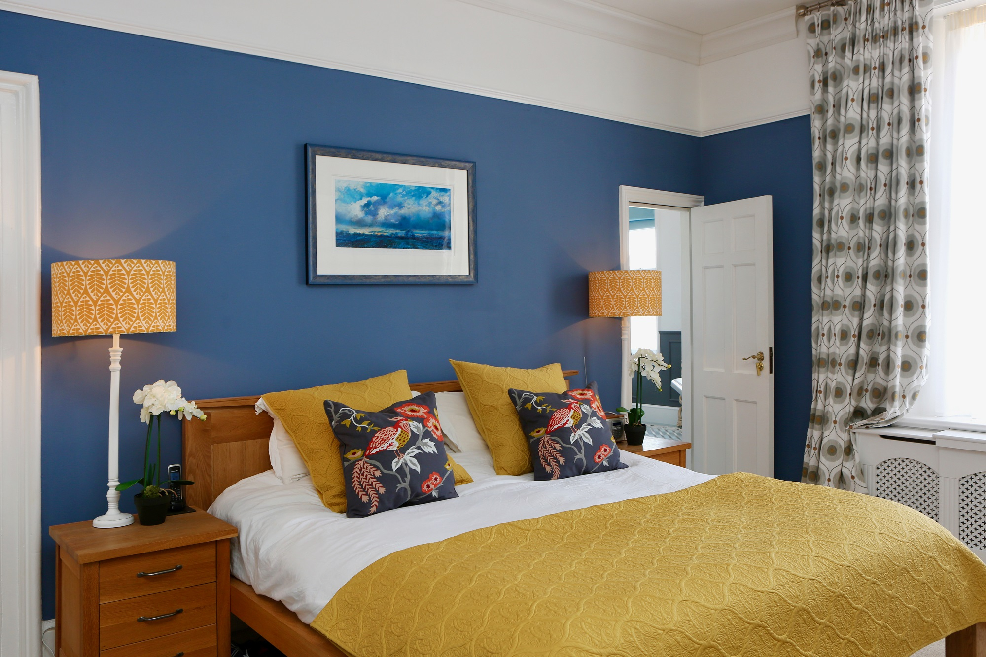 Синяя спальня - 188 фото идеального дизайна с синим оттенком!