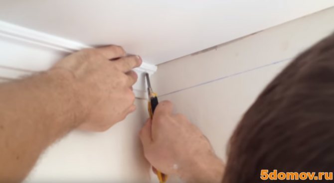 Как приклеить потолочный плинтус к натяжному потолку своими руками: фото и видео