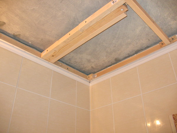 Как сделать потолок в ванной комнате из пластиковых панелей своими руками: фото, видео