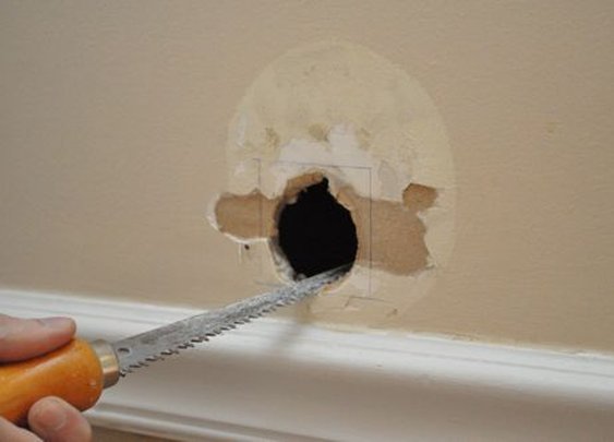Как заделать дырку в гипсокартоне на потолке, стенах и стыках: разбираемся детально
