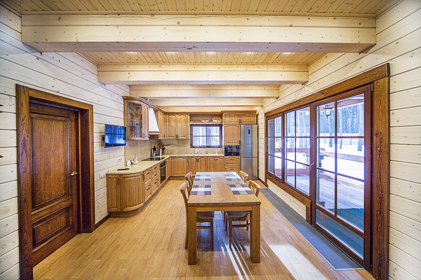 Красивый потолок в деревянном доме: фото лучших интерьеров