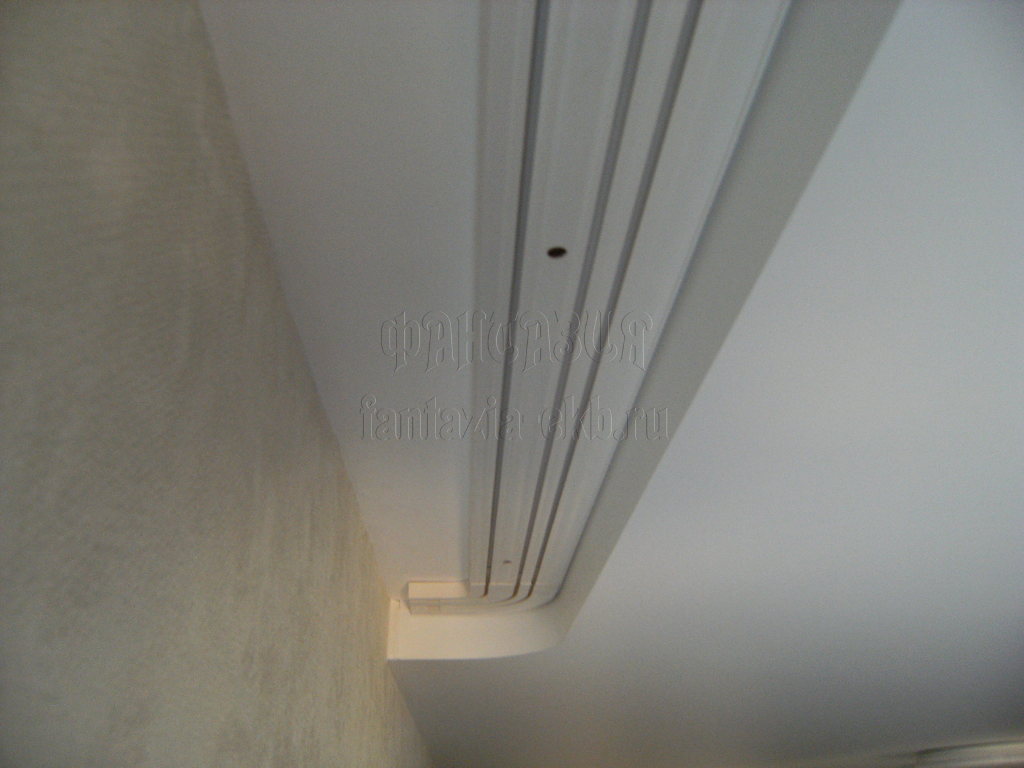 Натяжной потолок с потолочным карнизом: какой лучше выбрать - 16 фото