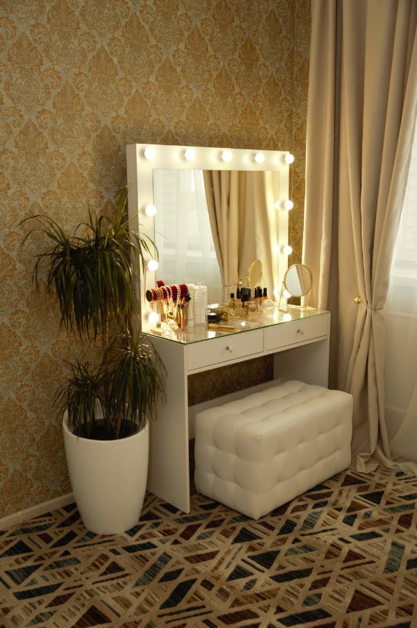 Столик туалетный с зеркалом и подсветкой