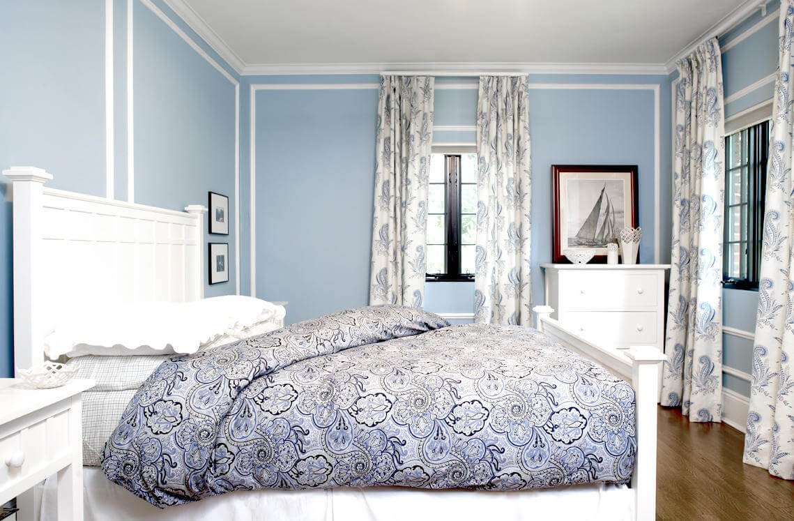 Бело голубая спальня