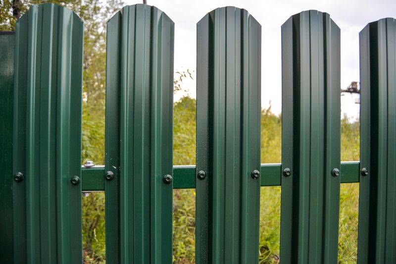 Забор из металлического штакетника - советы по покупке и монтажу современного ограждения