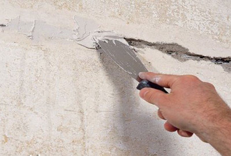 Как заделывать трещины в стене: чем правильно замазывать внутри кирпичного, панельного, бетонного или нового дома, как устранить большую трещину, куда обращаться и можно ли убрать усадочные трещины