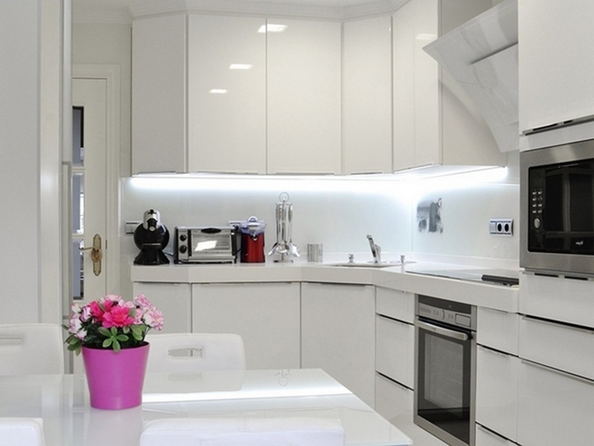 Светлая кухня в современном стиле: белая, бежевая и серая, особенности интерьера, как оформить дизайн, как выбрать мебель, освещение и декор, фото с примерами