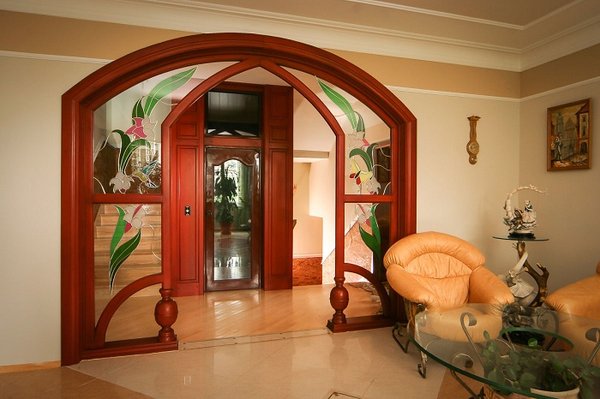 Межкомнатные двери в проем в форме арки, пластиковые и деревянные, двустворчатые и одинарные, виды и особенности установки