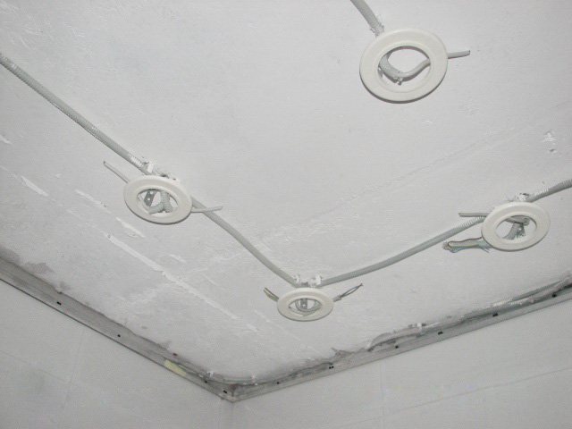 Установка светильников в натяжной потолок: 6 способов