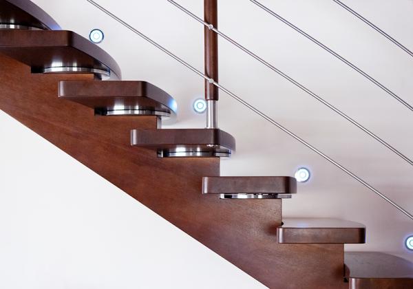 Комплектующие для лестниц из нержавейки: выбор и монтаж