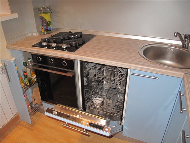 Кухня столешница 45 см. Посудомойка на кухне. Кухня с маленькой варочной панелью. Маленькая угловая кухня с посудомоечной машиной. Встраиваемая посудомойка рядом с плитой.