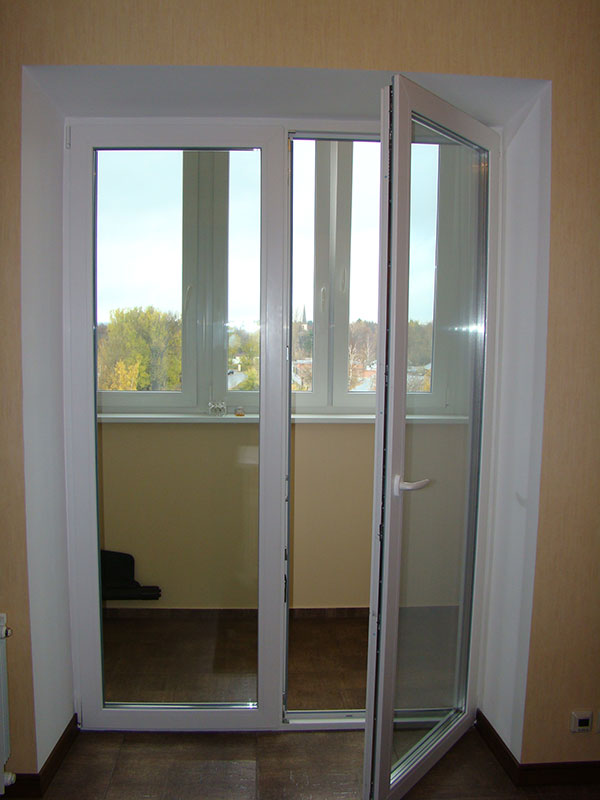 Стеклянная балконная дверь со стеклом полностью до пола