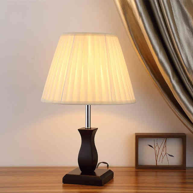 Настольные лампы для спальни - фото дизайна красивых прикроватных ламп с абажуром