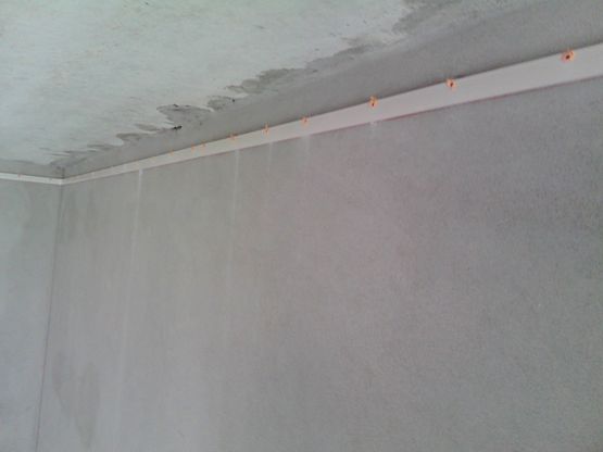 Натяжные потолки до или после обоев: что делают вперед, что раньше, что первое обои или натяжной потолок, когда можно натягивать потолок после поклейки обоев