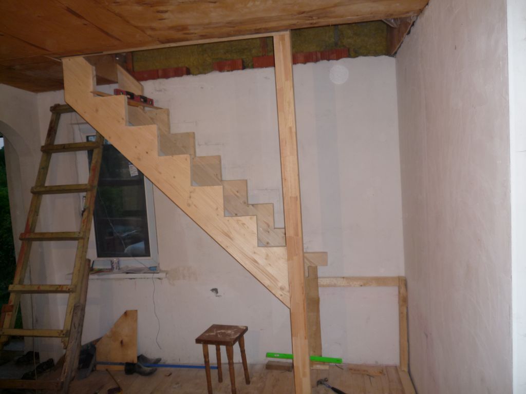 Лестница поворотная на второй этаж разновидности конструкций, самостоятельное изготовление