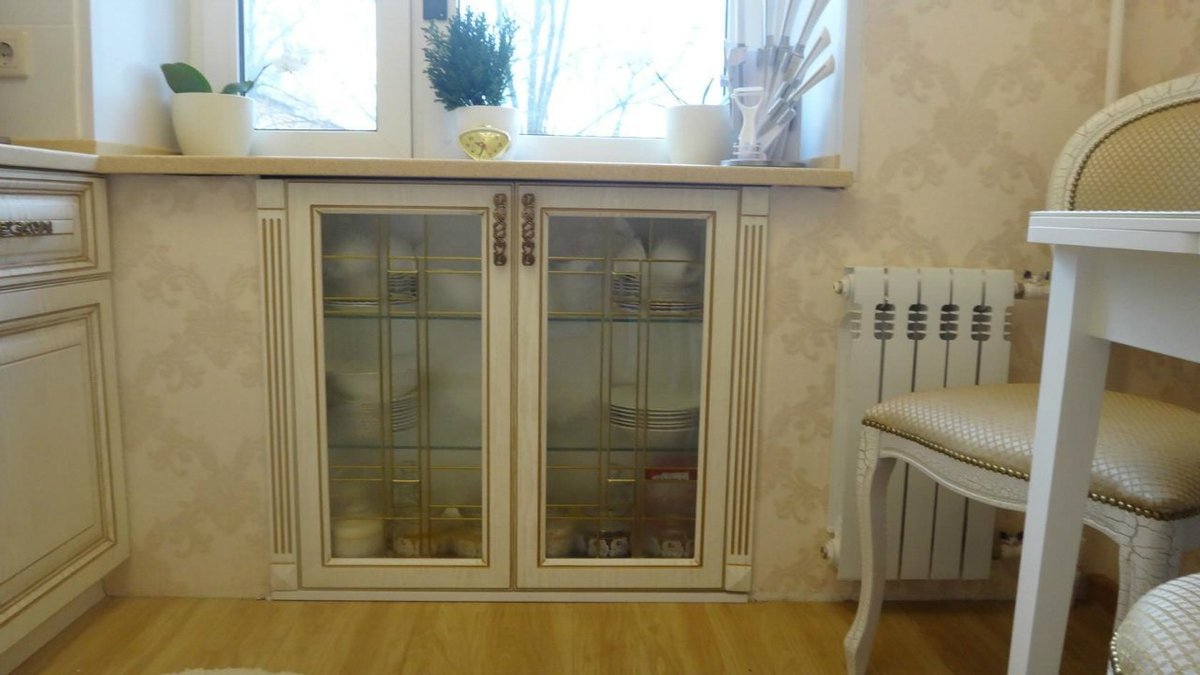 советский холодильник под окном дизайн