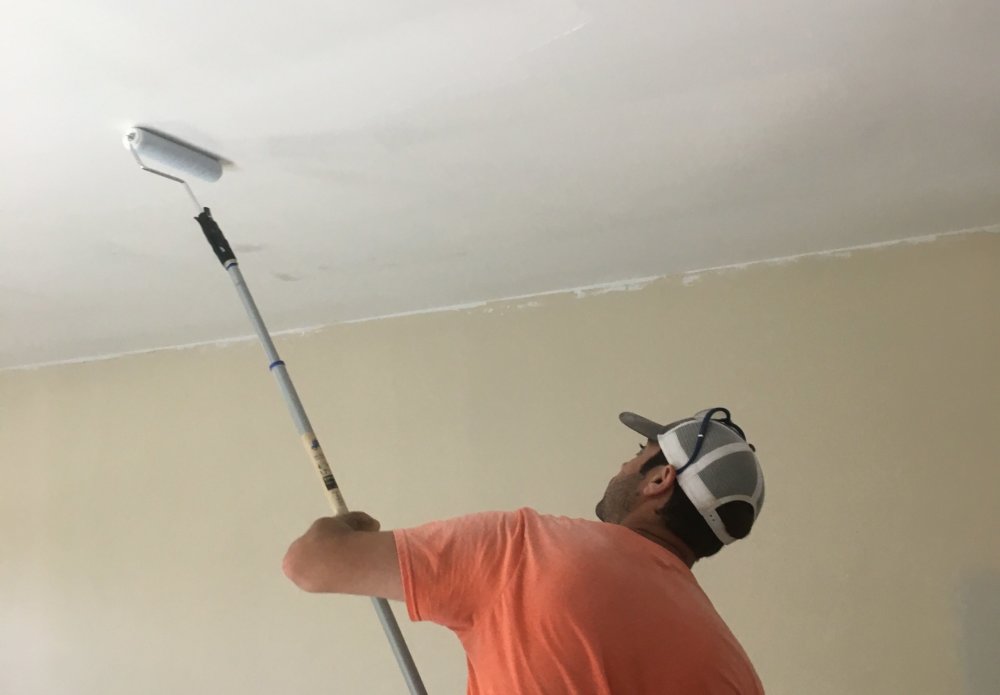 Как красить потолок из гипсокартона водоэмульсионной краской валиком видео