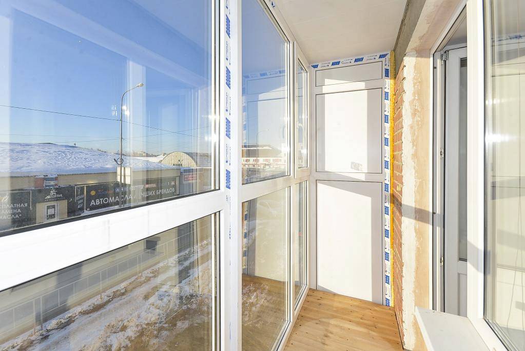 Дизайн балконов с панорамным остеклением: инновационные материалы, мебель и освещение. - 46 фото