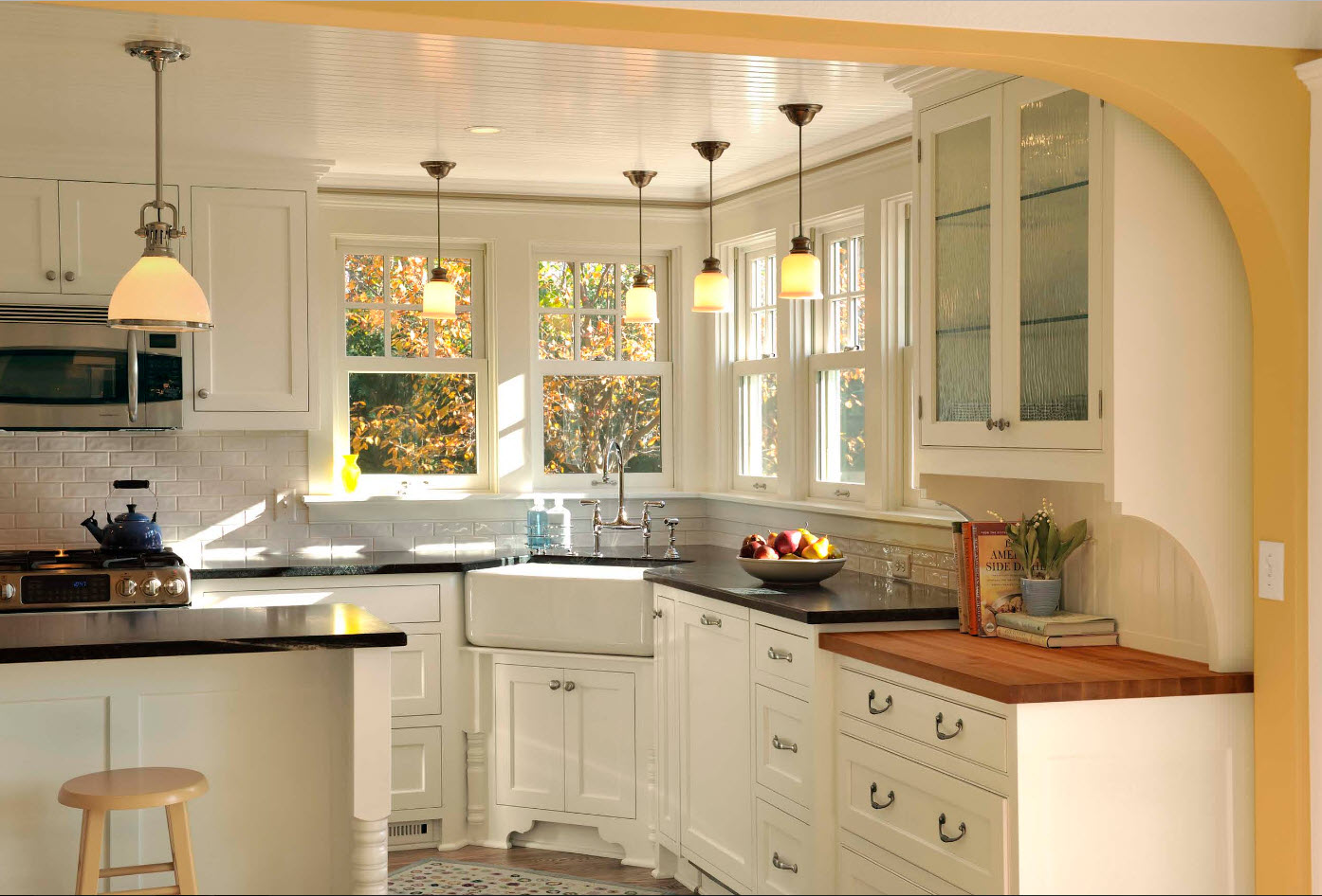 Кухонный гарнитур с раковиной у окна фото дизайн