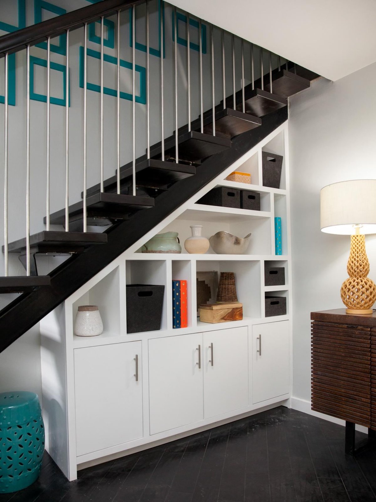 Шкафы под лестницей во всем своем великолепии и многообразии – советы по ремонту