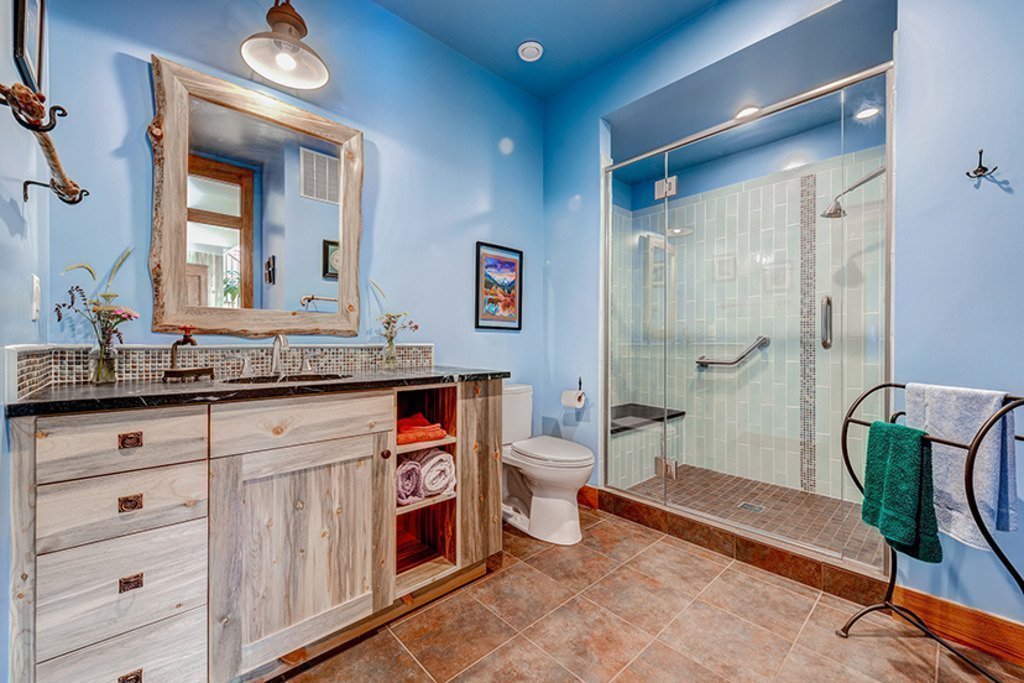 Ванная в частном доме: оптимальные варианты применения и оформления красивых ванных комнат