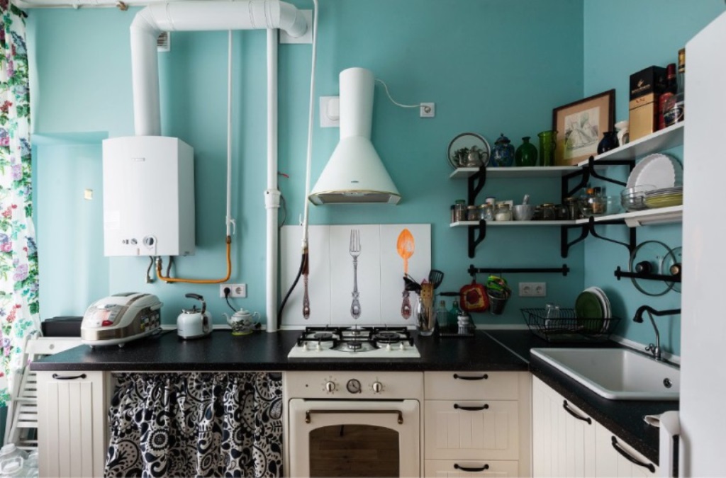 20 идей для маленькой кухни с газовой колонкой и холодильником