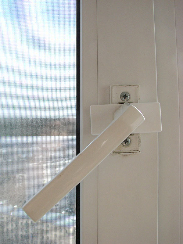 Балконная пластиковая дверь не открывается на проветривание - вместе мастерим