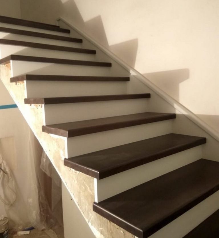 Как выполняется отделка деревом бетонных лестниц