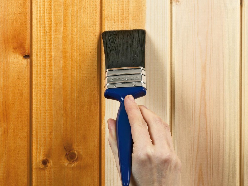 Как правильно покрасить дверь из дерева своими руками