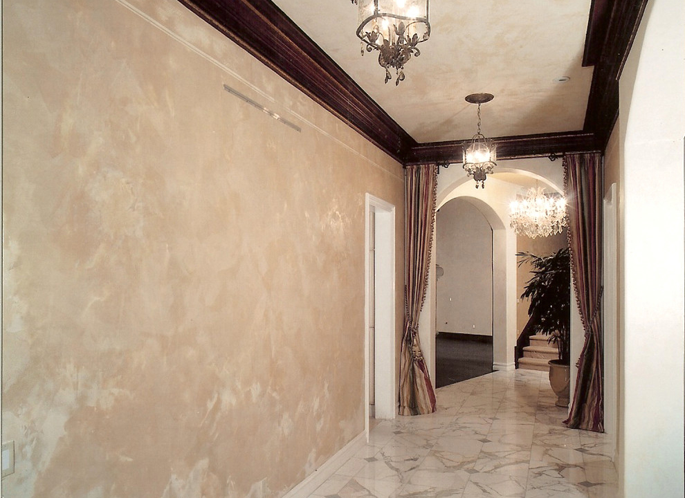 Обои под венецианскую штукатурку (35 фото): какие лучше для коридора, итальянские светлые варианты под покраску в интерьере