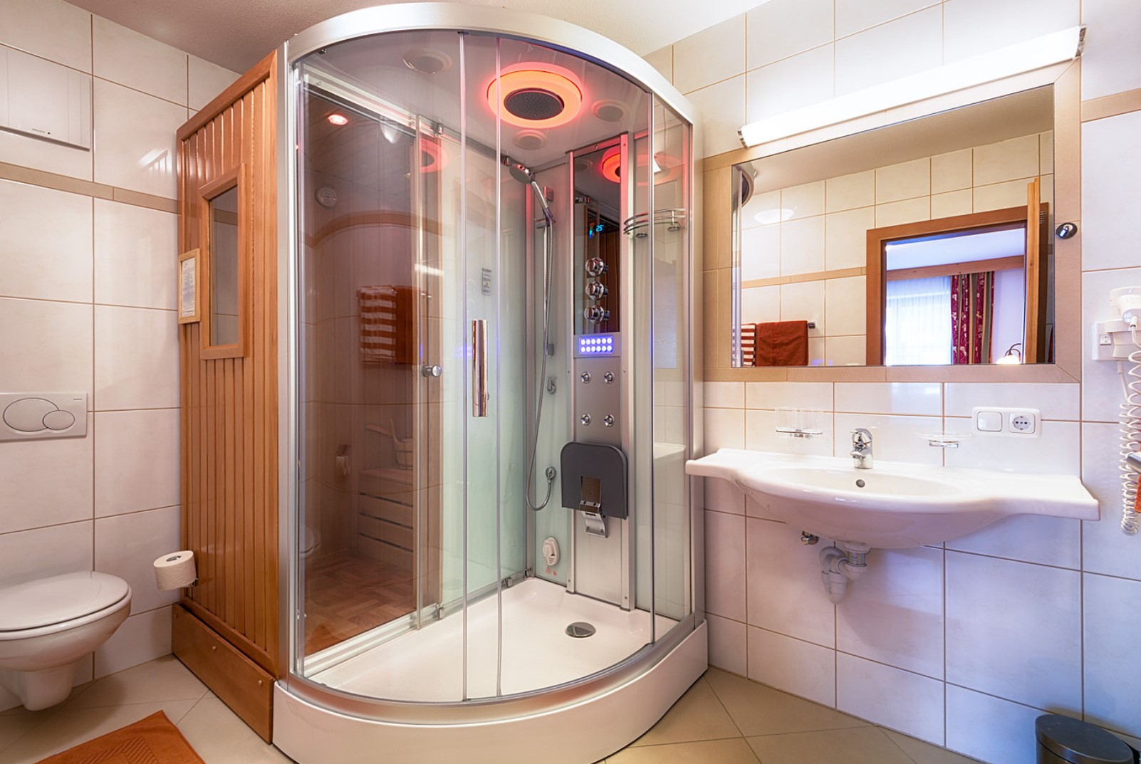 Дизайн маленьких ванных с душевыми кабинами: преимущества и недостатки, размещение, идеи интерьеров в ванной и фото
