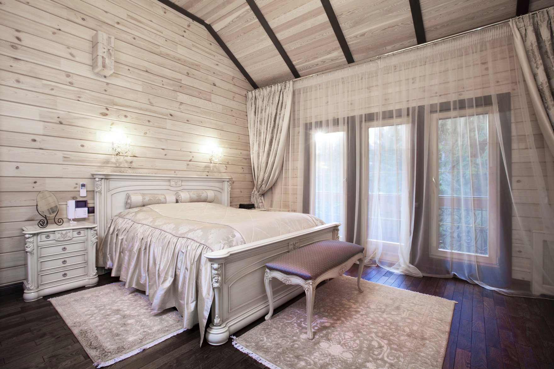 шторы в спальне деревянного дома фото