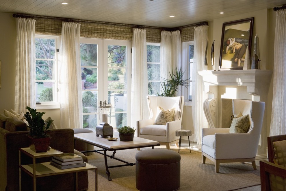 Дизайн интерьера гостиной с двумя окнами