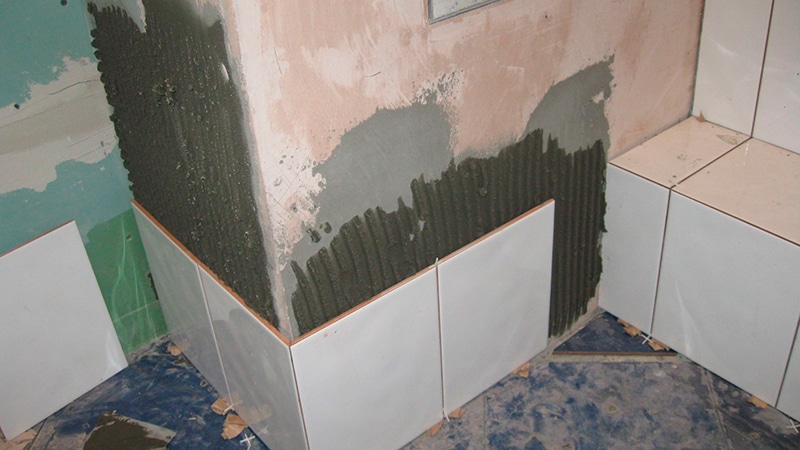 Укладка кафельной плитки на гипсокартонную стену в ванной комнате