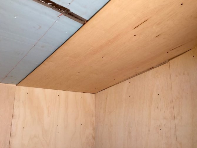 Практичный потолок из фанеры: 4 типа материала