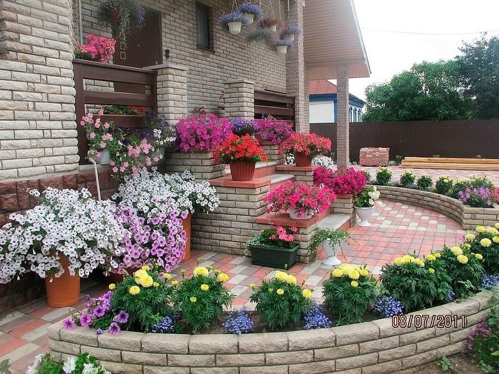 Цветы у подъезда многоквартирного дома - какие лучше посадить, чтобы цвели и радовали
