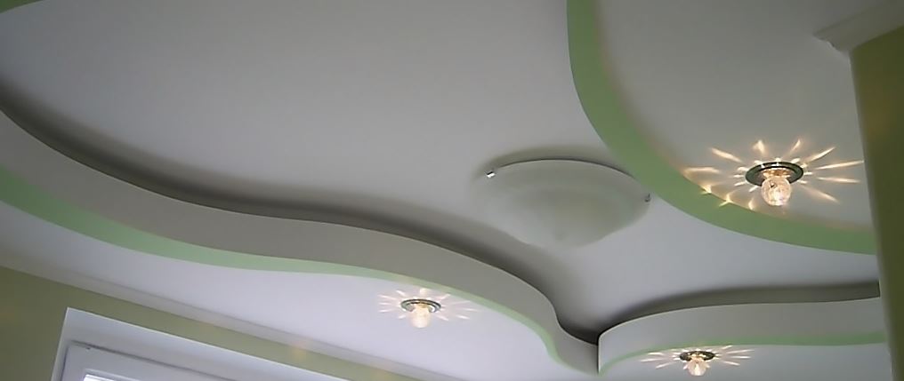Какой потолок лучше — натяжной или из гипсокартона?