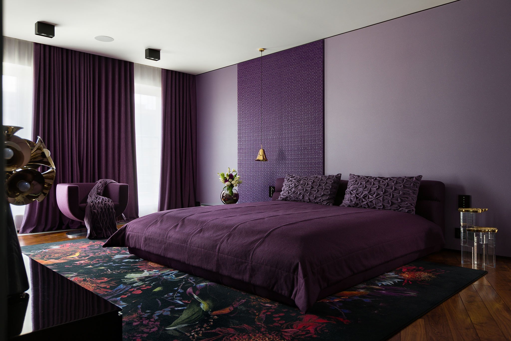 Интерьер спальной комнаты в фиолетовых тонах