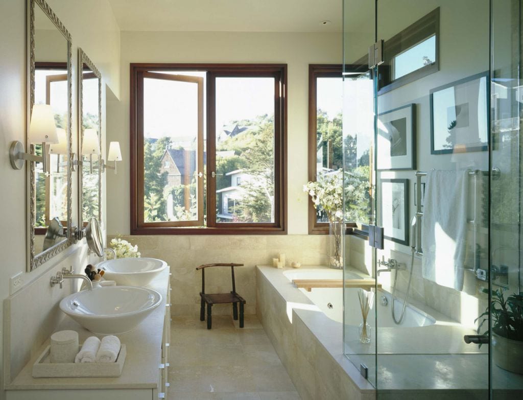 Дизайн узкой ванной комнаты: особенности обустройства и выбор сантехники - 32 фото
