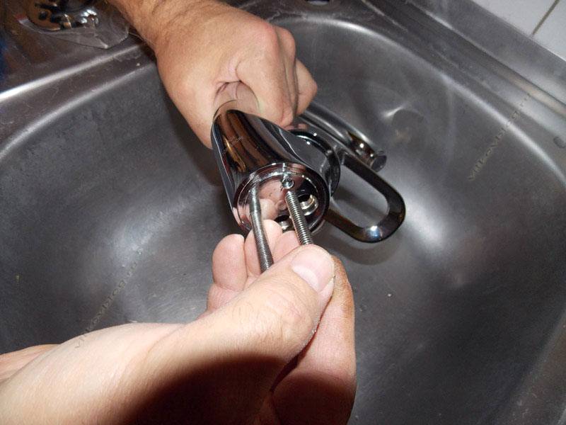 Как поменять кран на кухне: 5 шагов по установке смесителя