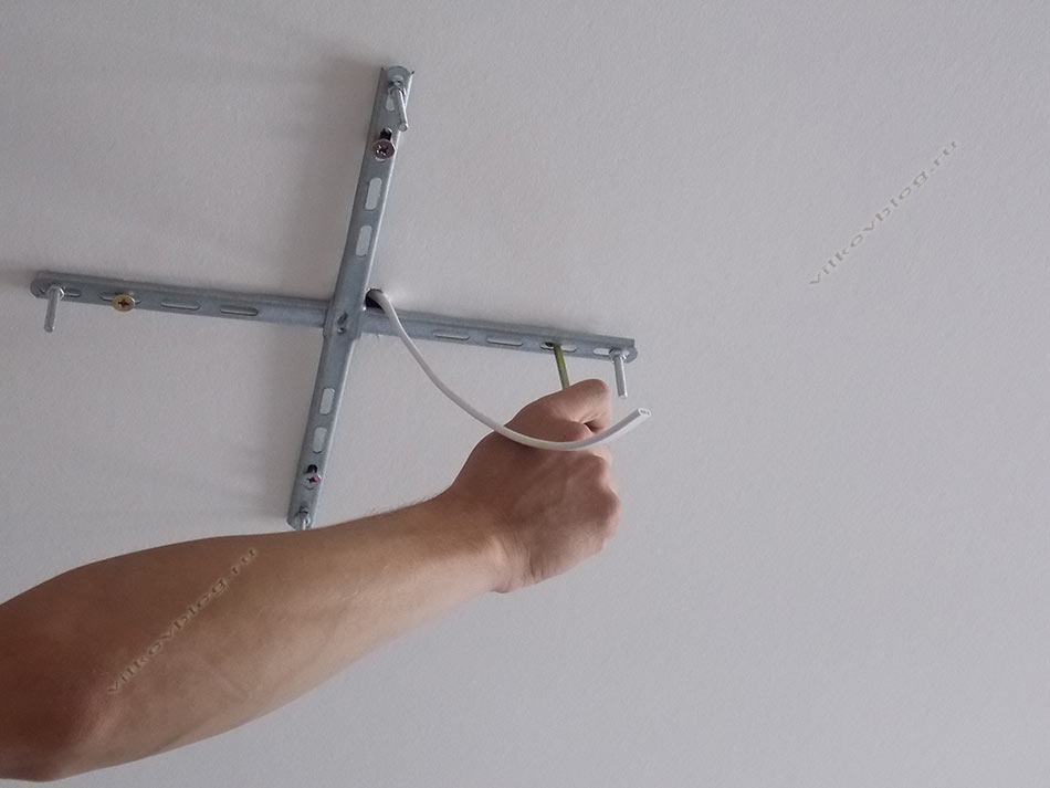 Как повесить светильник на стену из гипсокартона