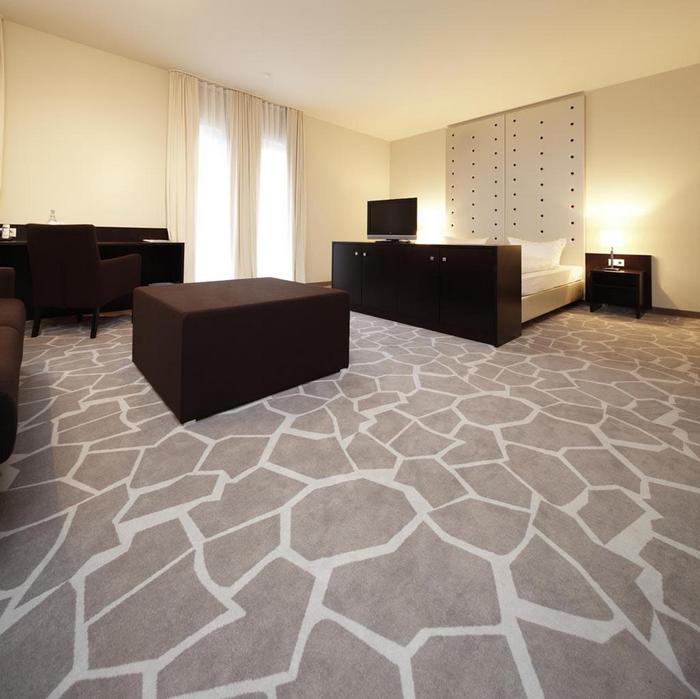 Серый ламинат в интерьере комнат: сочетание с мебелью, выбор стиля